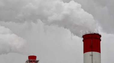 Elektrik santrali. Elektrik santrallerinin ekipmanları. Elektrik santralinin borusundan çıkan beyaz duman.