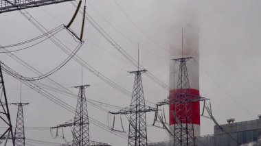 Elektrik santrali. Elektrik santrallerinin ekipmanları. Elektrik santralinin borusundan çıkan beyaz duman. 