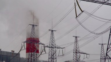 Elektrik santrali. Elektrik santrallerinin ekipmanları. Elektrik santralinin borusundan çıkan beyaz duman. 