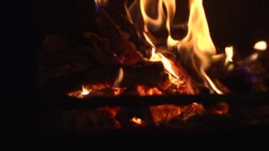 Fırında yangın var. Şömineyi kapatın. Yavaş çekim
