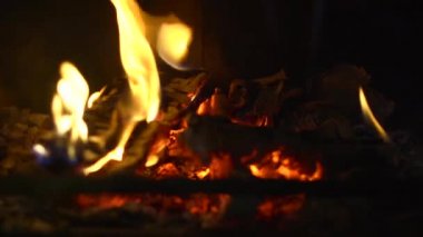Fırında yangın var. Şömineyi kapatın. Yavaş çekim