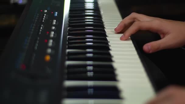 Músico Tocando Teclado Piano Estudio Primer Plano — Vídeo de stock