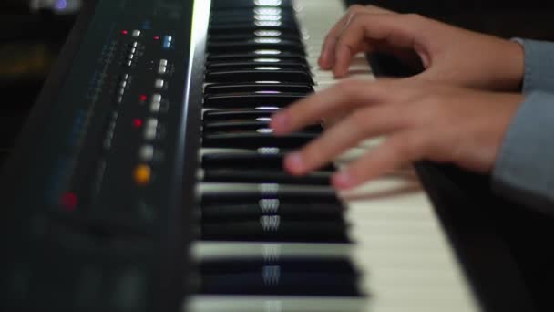 Musicista Suonare Tastiera Del Pianoforte Studio Primo Piano — Video Stock