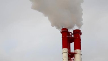 Elektrik santrali. Elektrik Güç İstasyonları Ekipmanı. Borudan Beyaz Duman