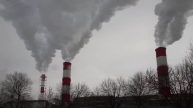 Elektrik santrali. Elektrik Güç İstasyonları Ekipmanı. Borudan Beyaz Duman