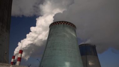 Elektrik santrali. Elektrik Güç İstasyonları Ekipmanı. Borudan Beyaz Duman