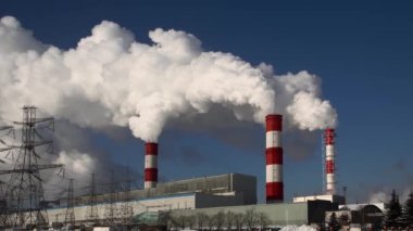 Elektrik santrali. Elektrik Güç İstasyonları Ekipmanı. Borudan Beyaz Duman