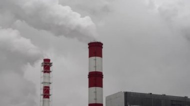 Elektrik santrali. Elektrik Güç İstasyonları Ekipmanı. Borudan Beyaz Duman