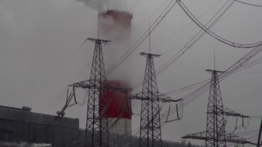 Elektrik santrali. Elektrik Güç İstasyonları Ekipmanı. Borudan Beyaz Duman