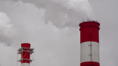 Elektrik santrali. Elektrik Güç İstasyonları Ekipmanı. Borudan Beyaz Duman