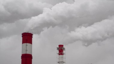 Elektrik santrali. Elektrik Güç İstasyonları Ekipmanı. Borudan Beyaz Duman