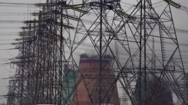 Elektrik santrali. Elektrik Güç İstasyonları Ekipmanı. Borudan Beyaz Duman