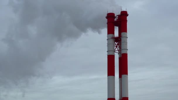 Central Eléctrica Equipo Las Estaciones Energía Eléctrica Humo Blanco Tubo — Vídeo de stock