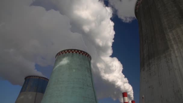 Kraftwerk Ausrüstung Von Elektrizitätswerken Weißer Rauch Aus Einer Pfeife — Stockvideo