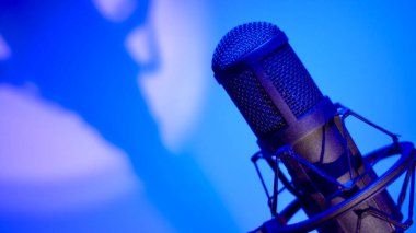 Stüdyoda mikrofon. Müzik sahnesi. stüdyo ses ekipmanı