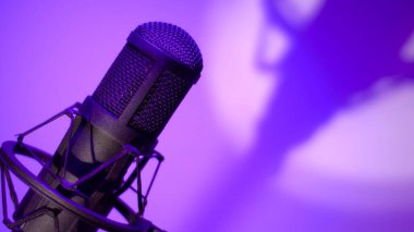 Stüdyoda mikrofon. Müzik sahnesi. stüdyo ses ekipmanı