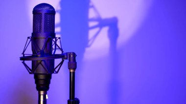 Stüdyoda mikrofon. Müzik sahnesi. stüdyo ses ekipmanı