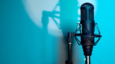 Stüdyoda mikrofon. Müzik sahnesi. stüdyo ses ekipmanı