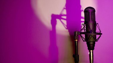 Stüdyoda mikrofon. Müzik sahnesi. stüdyo ses ekipmanı