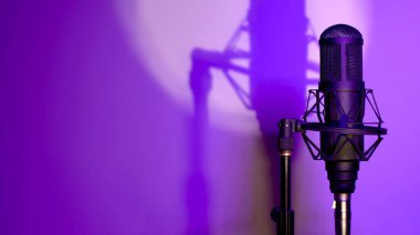 Stüdyoda mikrofon. Müzik sahnesi. stüdyo ses ekipmanı