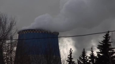 Elektrik santrali. Elektrik Güç İstasyonları Ekipmanı. Borudan Beyaz Duman