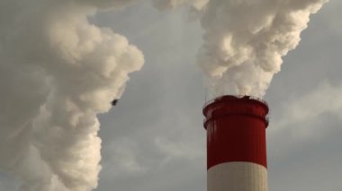 Elektrik santrali. Elektrik Güç İstasyonları Ekipmanı. Borudan Beyaz Duman