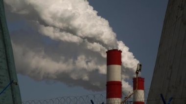 Elektrik santrali. Elektrik Güç İstasyonları Ekipmanı. Borudan Beyaz Duman