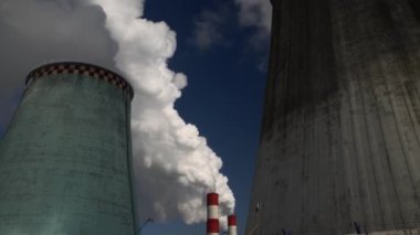 Elektrik santrali. Elektrik Güç İstasyonları Ekipmanı. Borudan Beyaz Duman