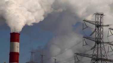 Elektrik santrali. Elektrik Güç İstasyonları Ekipmanı. Borudan Beyaz Duman