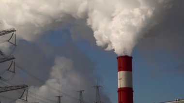 Elektrik santrali. Elektrik Güç İstasyonları Ekipmanı. Borudan Beyaz Duman