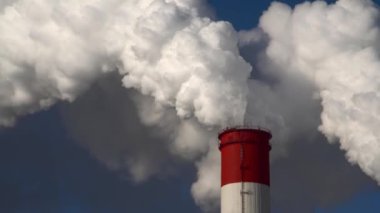 Elektrik santrali. Elektrik Güç İstasyonları Ekipmanı. Borudan Beyaz Duman