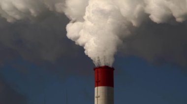 Elektrik santrali. Elektrik Güç İstasyonları Ekipmanı. Borudan Beyaz Duman