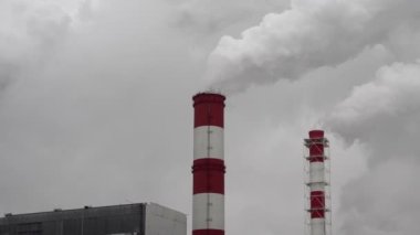 Elektrik santrali. Elektrik Güç İstasyonları Ekipmanı. Borudan Beyaz Duman