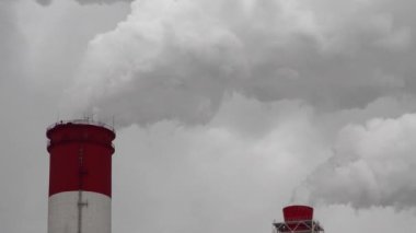 Elektrik santrali. Elektrik Güç İstasyonları Ekipmanı. Borudan Beyaz Duman