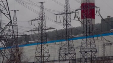 Elektrik santrali. Elektrik Güç İstasyonları Ekipmanı. Borudan Beyaz Duman