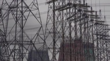 Elektrik santrali. Elektrik Güç İstasyonları Ekipmanı. Borudan Beyaz Duman