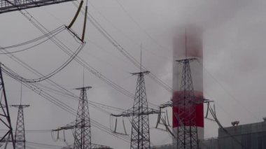 Elektrik santrali. Elektrik Güç İstasyonları Ekipmanı. Borudan Beyaz Duman