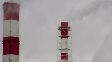 Elektrik santrali. Elektrik Güç İstasyonları Ekipmanı. Borudan Beyaz Duman