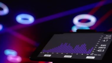  Müzik sahnesi ekipmanları. Dengeleyici ve analiz edici, gösteriş için ışık. renkli arkaplan