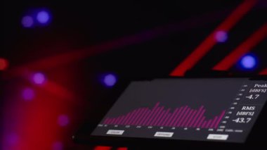  Müzik sahnesi ekipmanları. Dengeleyici ve analiz edici, gösteriş için ışık. renkli arkaplan
