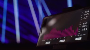 Müzik sahnesi ekipmanları. Dengeleyici ve analiz edici, gösteriş için ışık. renkli arkaplan .