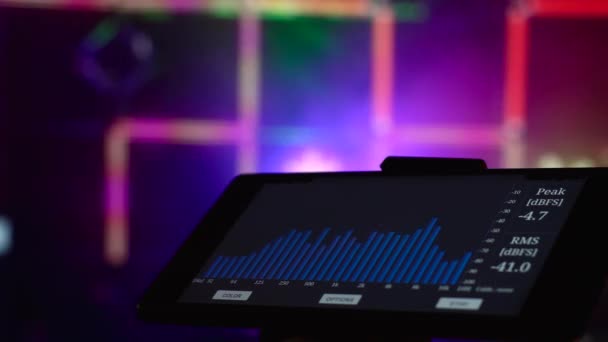 音乐舞台设备 均衡器和分析器 光显示 彩色背景 — 图库视频影像