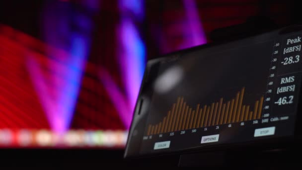 音乐舞台设备 均衡器和分析器 光显示 彩色背景 — 图库视频影像