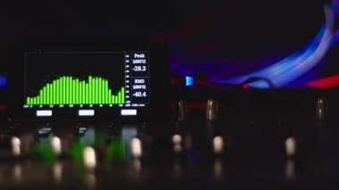  Müzik sahnesi ekipmanları. Dengeleyici ve analiz edici, gösteriş için ışık. renkli arkaplan 