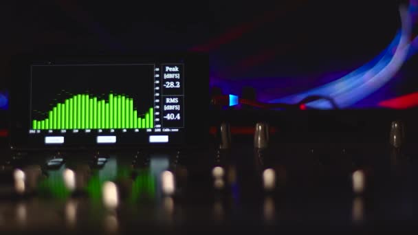 音楽ステージ機器 イコライザーとアナライザ ショーのための光 カラフルな背景 — ストック動画