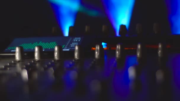 Müzik Sahnesi Ekipmanları Dengeleyici Analiz Edici Gösteriş Için Işık Renkli — Stok video