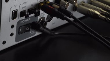 Ses ekipmanı. Ses mühendisi bir gösteride ses karıştırma panelinde çalışıyor. profesyonel müzik ekipmanları