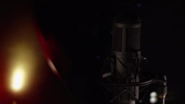 Stüdyoda mikrofon. Müzik sahnesi. stüdyo ses ekipmanı