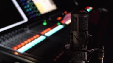 Ses ekipmanı. Ses mühendisi bir gösteride ses karıştırma panelinde çalışıyor. profesyonel müzik ekipmanları