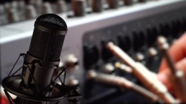 Stüdyoda mikrofon. Müzik sahnesi. stüdyo ses ekipmanı